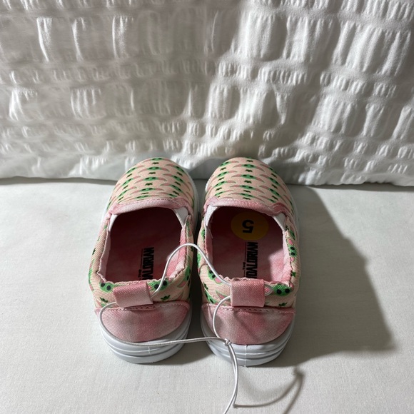 NWT Mandalorian Toddler Girls Size 5 Grogu/Baby Yoda Slip On. Star Wars - Picture 3 of 5